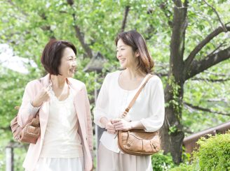 外出する女性二人