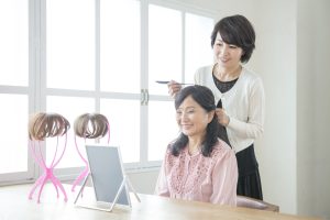 ウィッグの相談をする女性