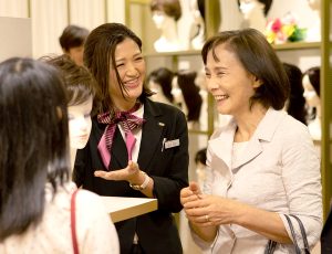 試着会でウィッグを選ぶ女性