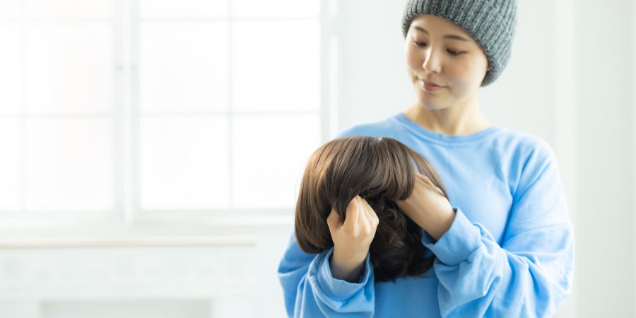 医療用ウィッグを手に持つ女性