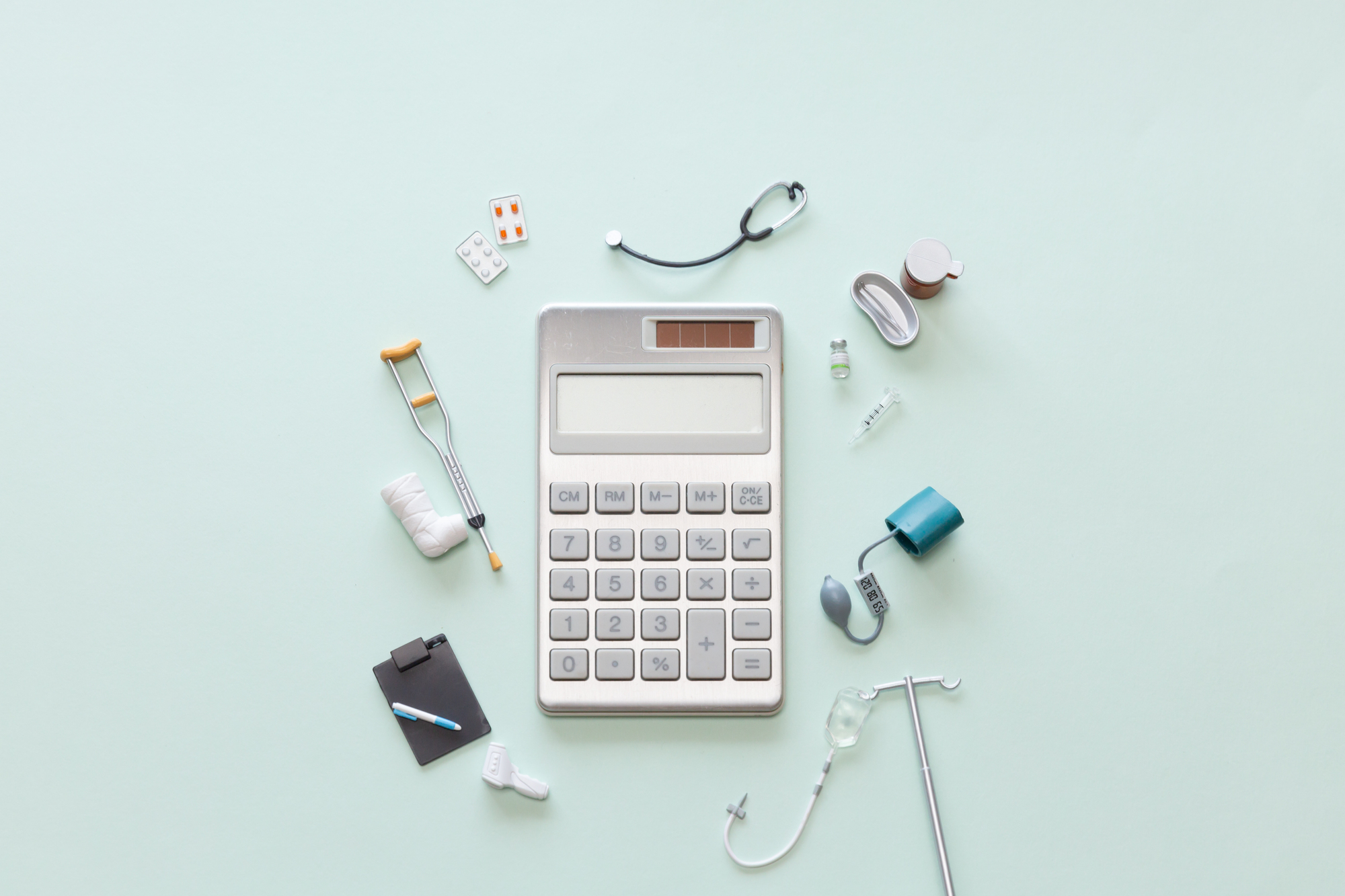 電卓と医療器具