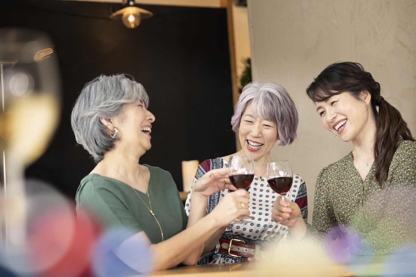 談笑する女性